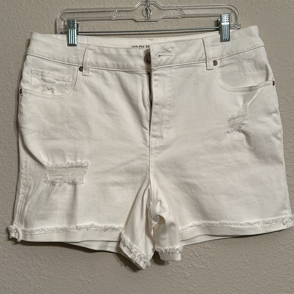 NWOT - Maurice’s White Shorts - Sz 16
